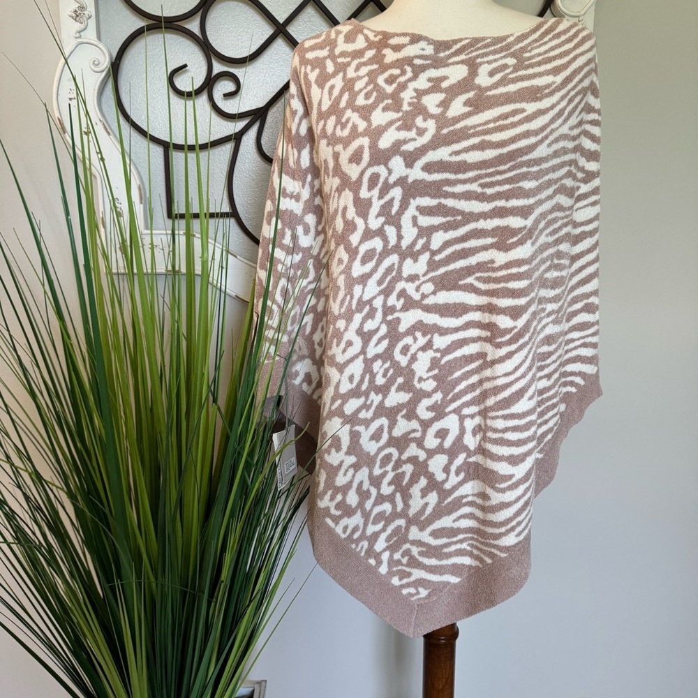 NWT BAREFOOT DREAMS OS Super Soft Light Pink Animal Print Poncho